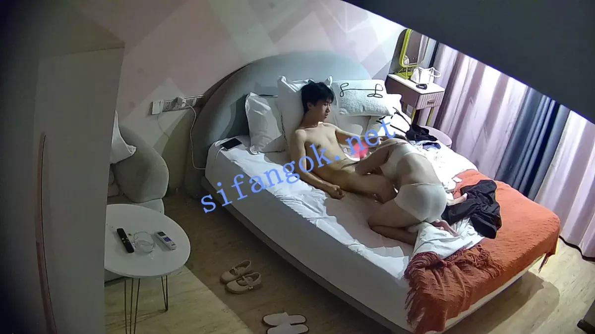 酒店偷拍❤穿粉色可爱长裙少女被男友带到酒店操穴多次 5