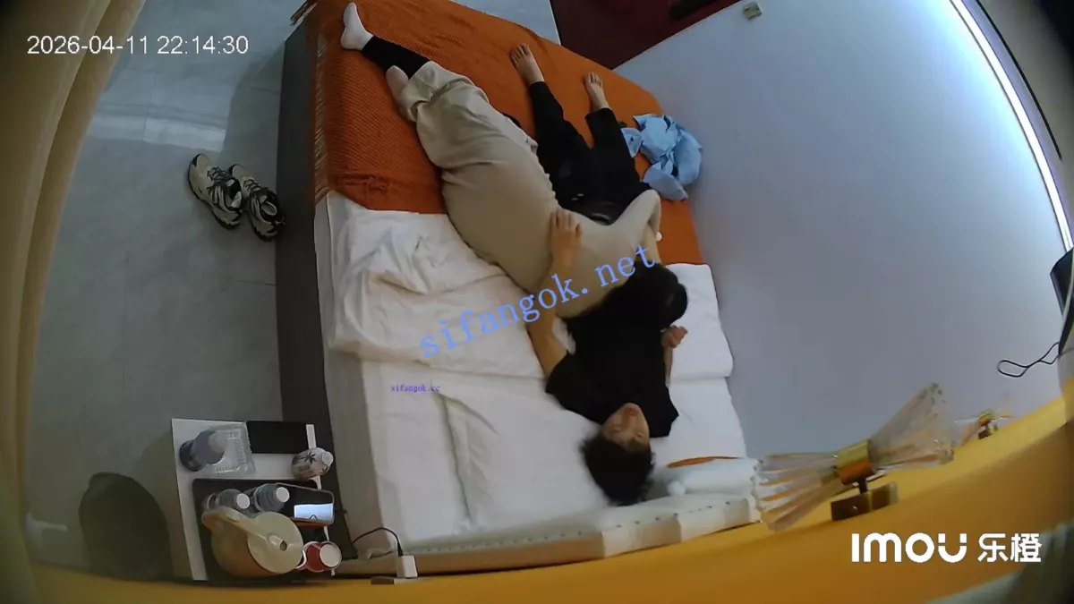 酒店偷拍❤粉色衣服眼睛婊被男友按住头把她口当穴用 4