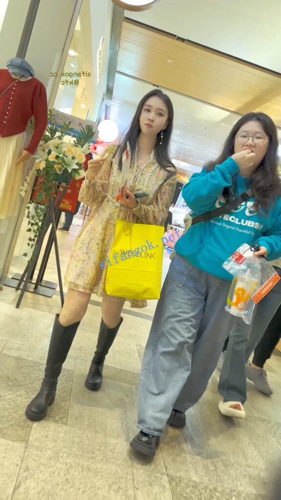【KFC】长裙靓女和胖闺蜜逛街·身材长相不错·白色内内前后CD 9