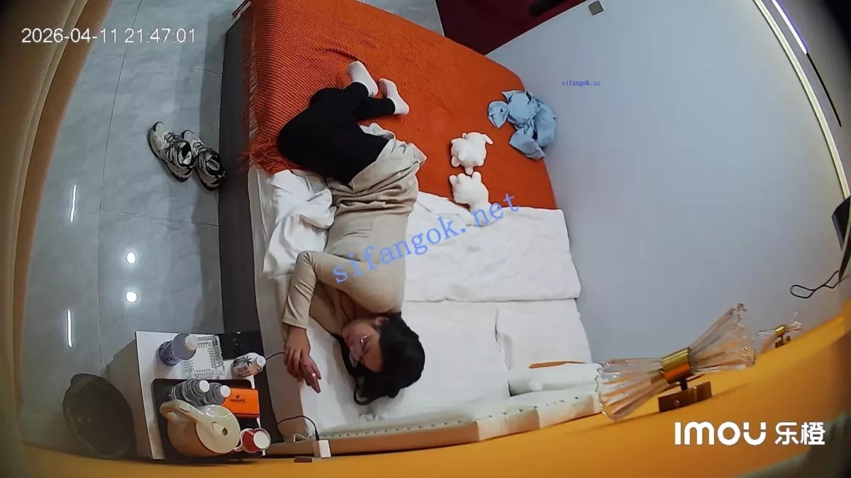 酒店偷拍❤粉色衣服眼睛婊被男友按住头把她口当穴用 7
