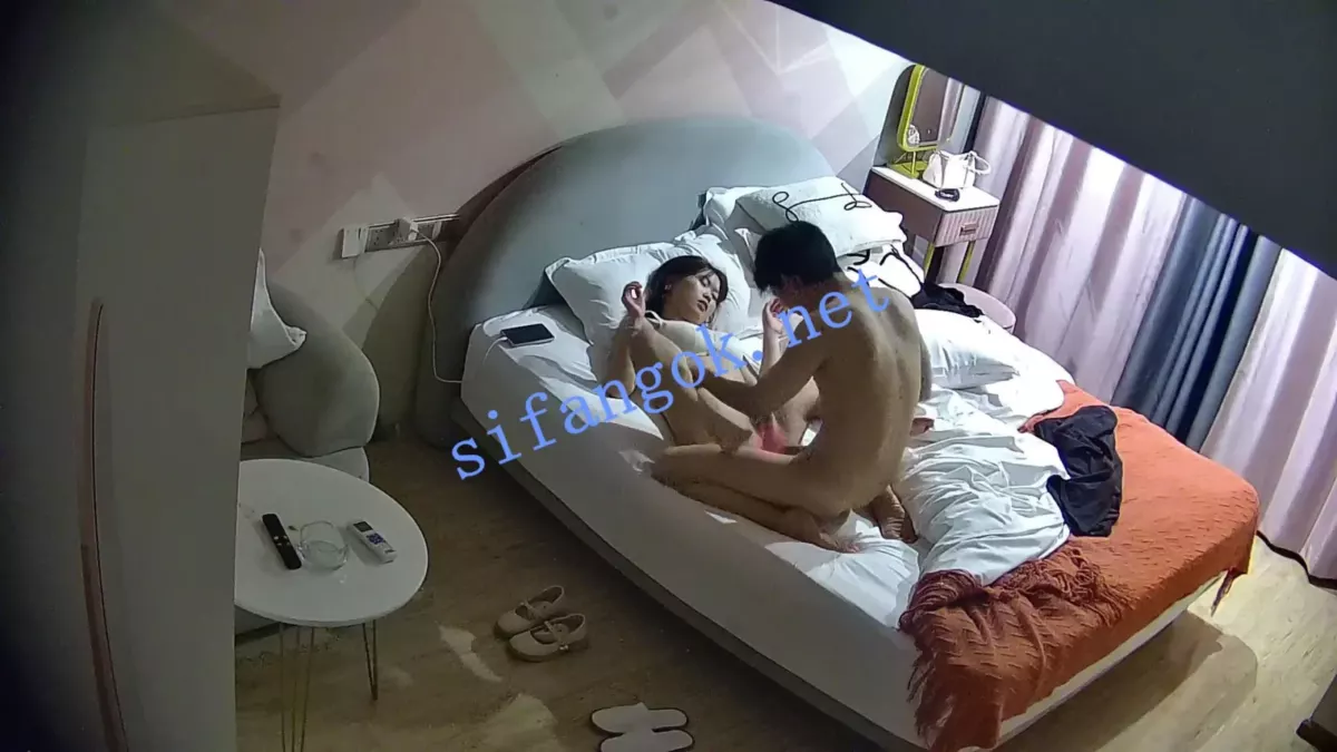 酒店偷拍❤穿粉色可爱长裙少女被男友带到酒店操穴多次 22