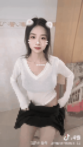 【抖音】不知名萌妹大尺度私拍 张开大腿 露出粉嫩饱满鲍鱼【4V】【447M】 4