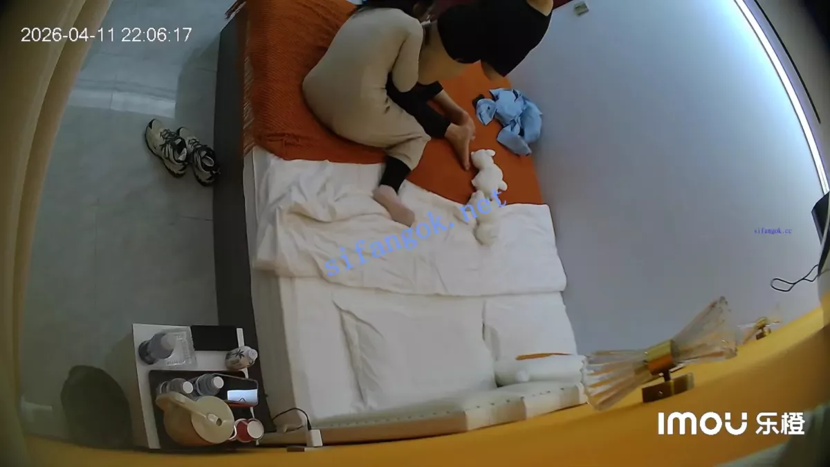 酒店偷拍❤粉色衣服眼睛婊被男友按住头把她口当穴用 5