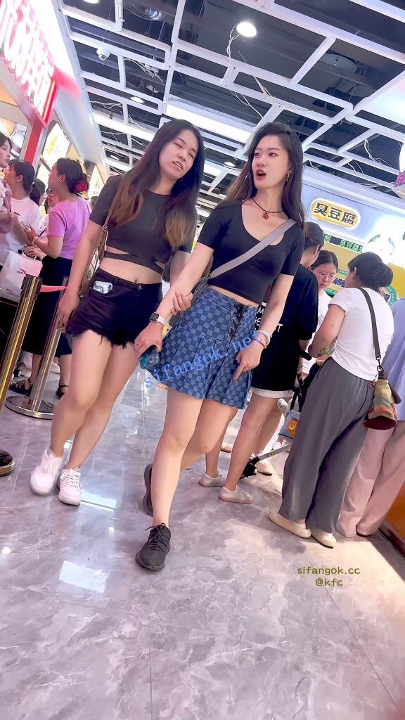 【KFC】靓女和闺蜜逛街·短裙红色骚窄内·边走骚内裤夹的越紧 14