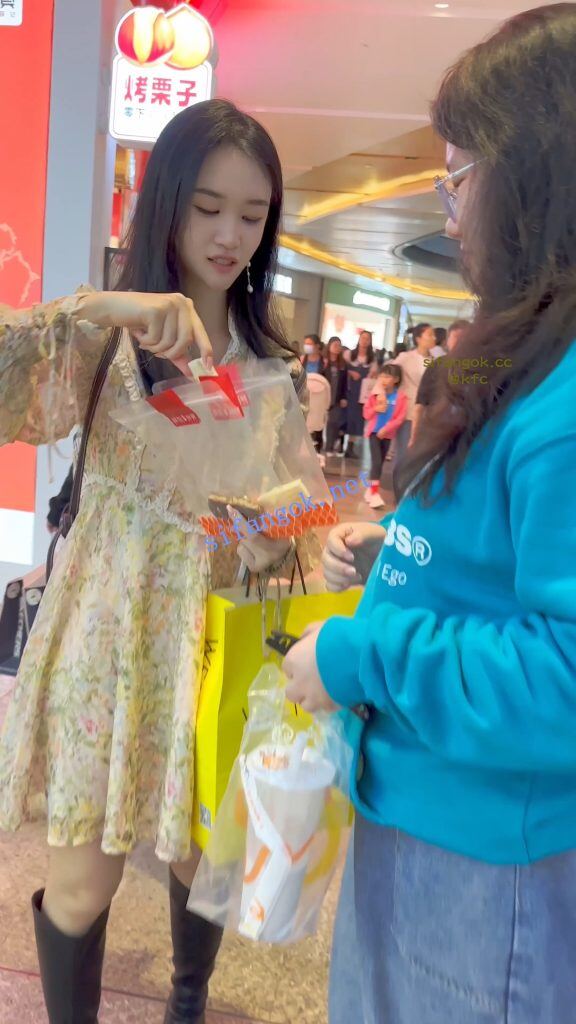 【KFC】长裙靓女和胖闺蜜逛街·身材长相不错·白色内内前后CD 11