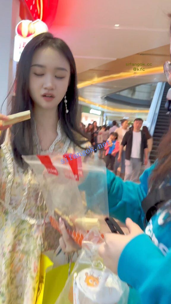 【KFC】长裙靓女和胖闺蜜逛街·身材长相不错·白色内内前后CD 7
