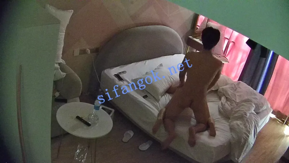 酒店偷拍❤穿粉色可爱长裙少女被男友带到酒店操穴多次 16