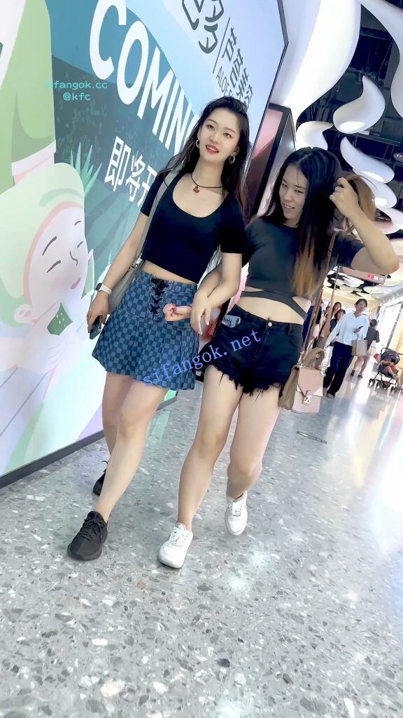 【KFC】靓女和闺蜜逛街·短裙红色骚窄内·边走骚内裤夹的越紧 4