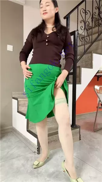 【快手福利】丝袜熟女团队【燕想你】私摄露脸自慰掰穴秀 12