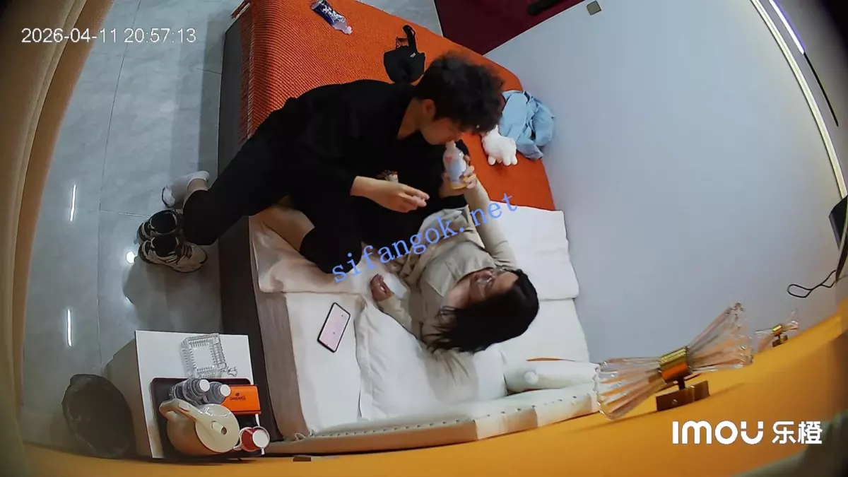 酒店偷拍❤粉色衣服眼睛婊被男友按住头把她口当穴用 13