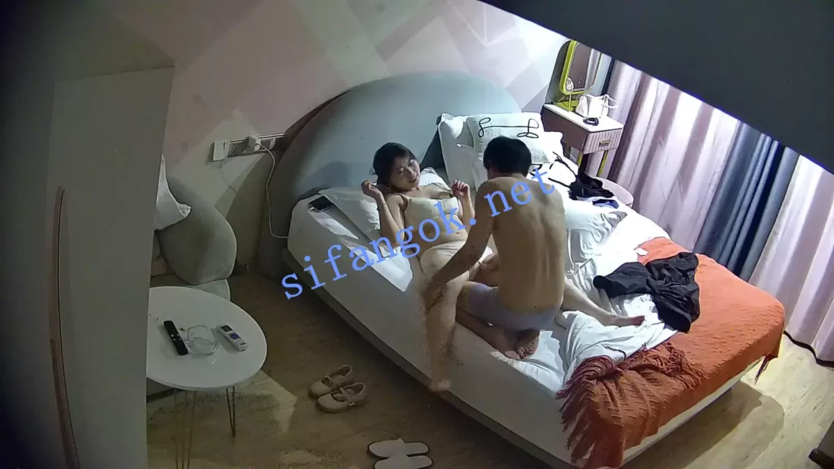 酒店偷拍❤穿粉色可爱长裙少女被男友带到酒店操穴多次 23
