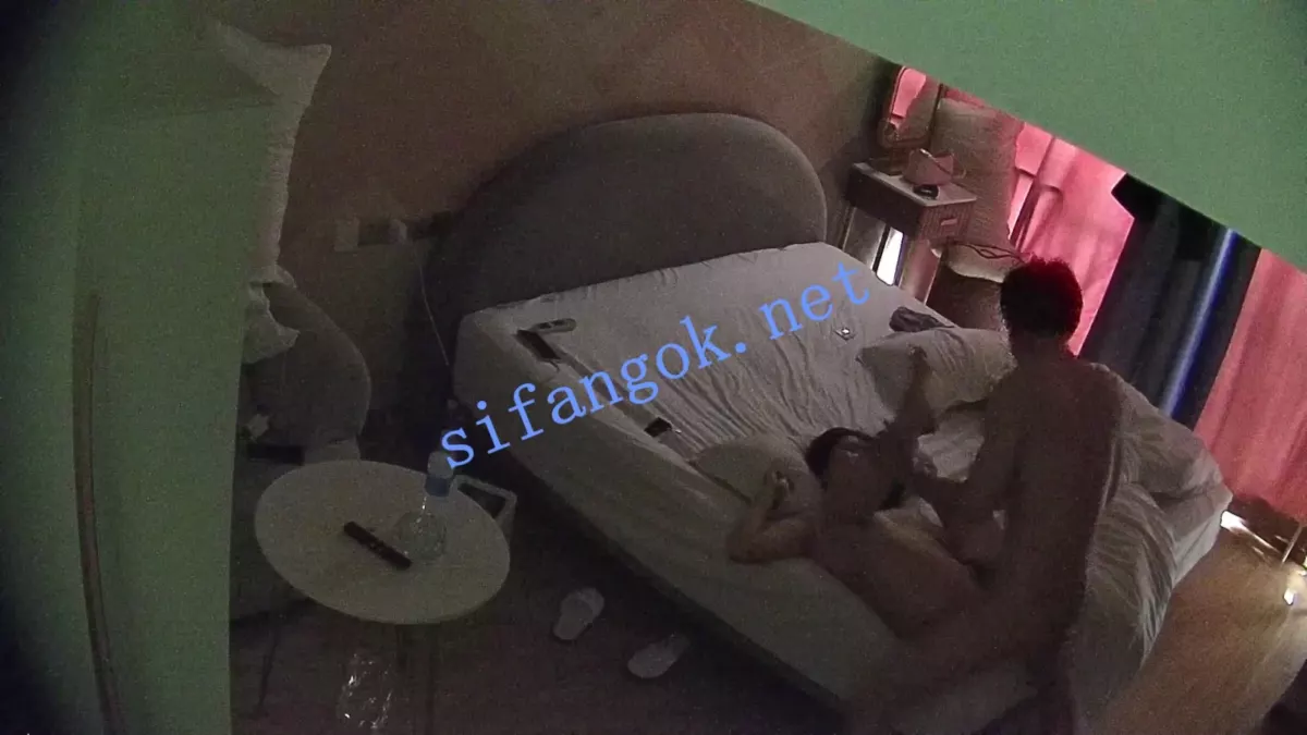 酒店偷拍❤穿粉色可爱长裙少女被男友带到酒店操穴多次 11