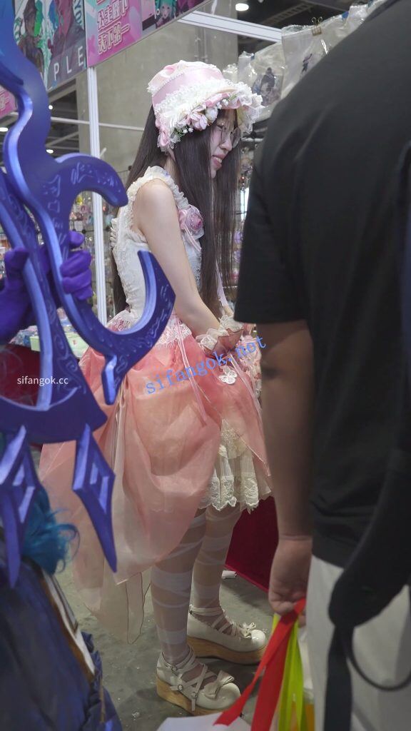 (BC-AA-696)两次抄底喜欢穿lo裙的看板娘..粉内+窄内露毛 1