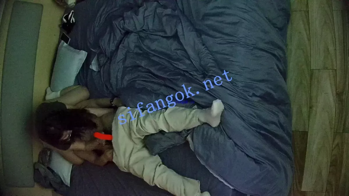 酒店偷拍5月❤白袜眼睛婊一边让男友闻臭脚一边撸他鸡巴 3