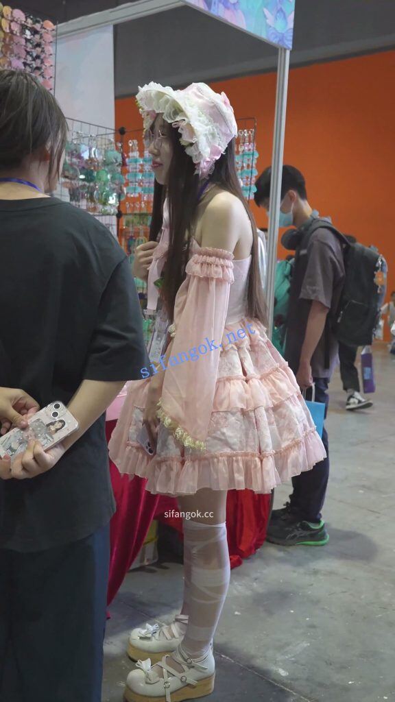 (BC-AA-696)两次抄底喜欢穿lo裙的看板娘..粉内+窄内露毛 3