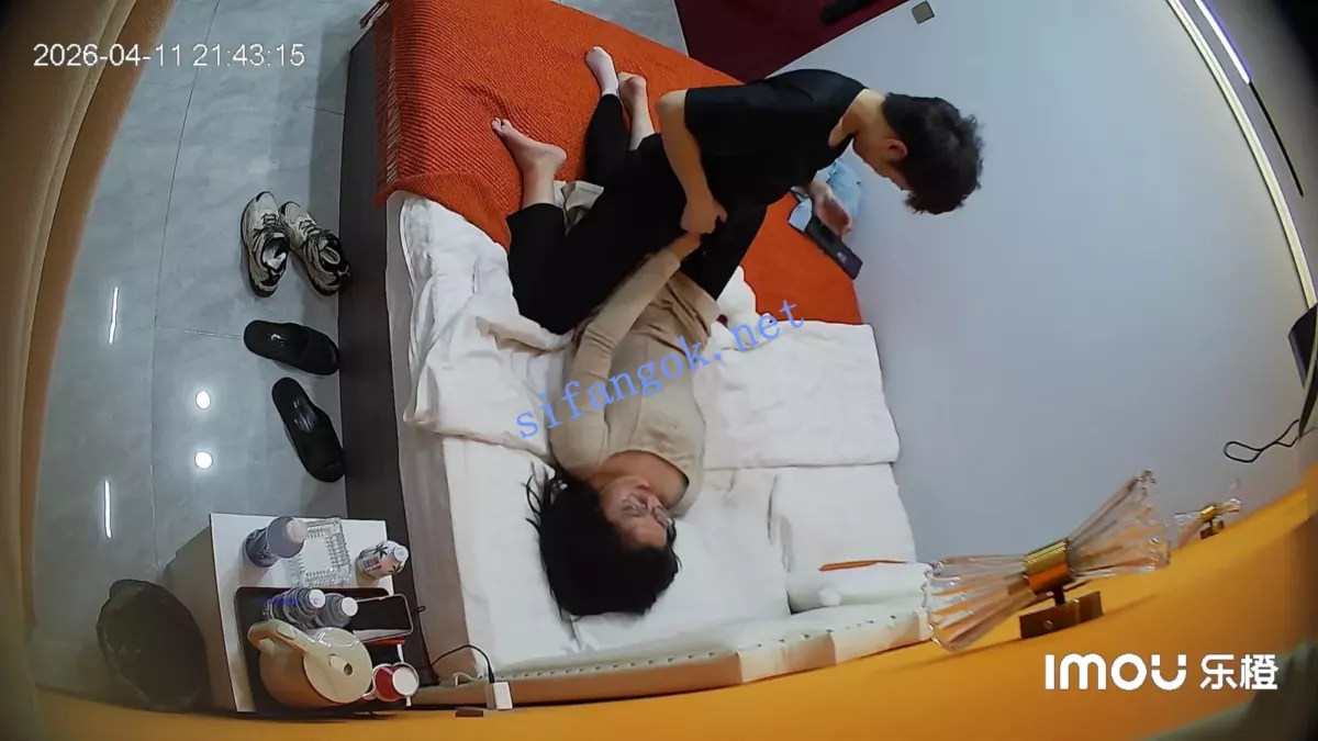 酒店偷拍❤粉色衣服眼睛婊被男友按住头把她口当穴用 8
