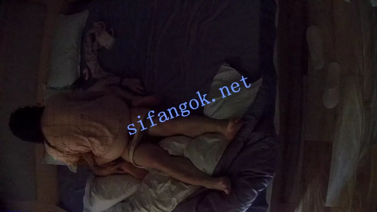 酒店偷拍5月❤白袜眼睛婊一边让男友闻臭脚一边撸他鸡巴 6