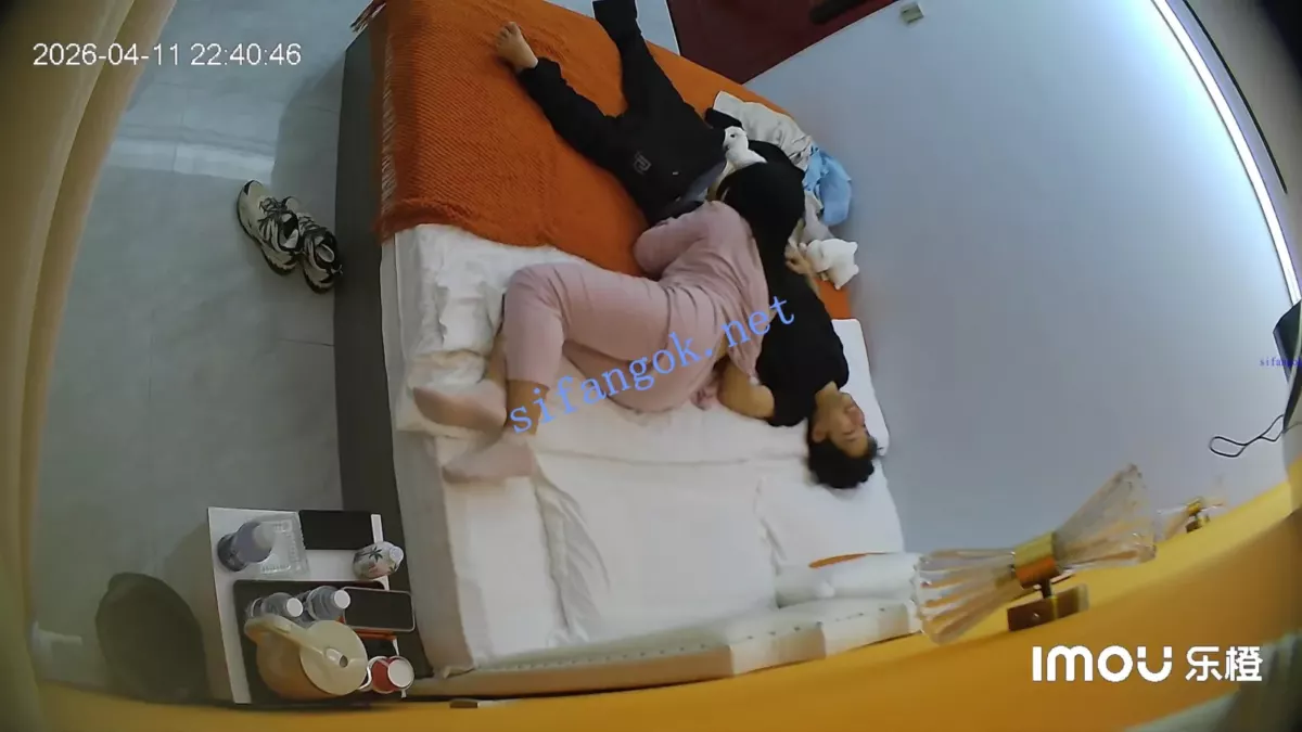 酒店偷拍❤粉色衣服眼睛婊被男友按住头把她口当穴用 3