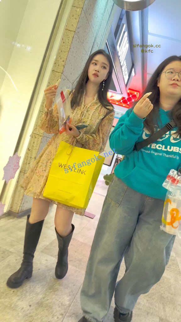 【KFC】长裙靓女和胖闺蜜逛街·身材长相不错·白色内内前后CD 4