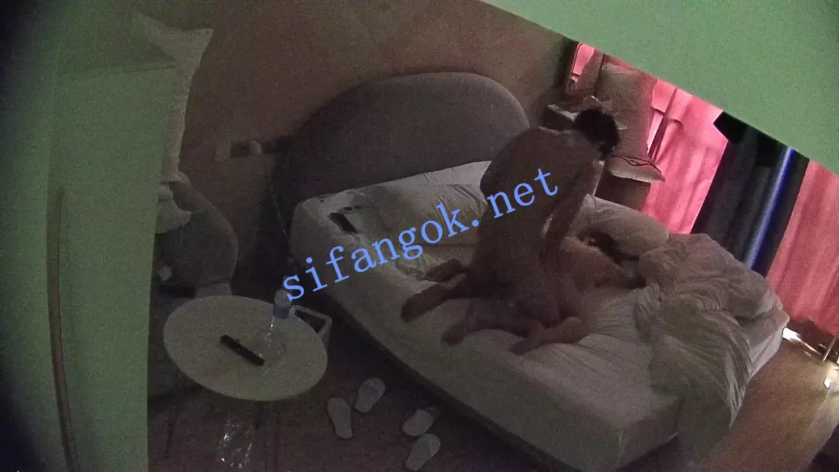 酒店偷拍❤穿粉色可爱长裙少女被男友带到酒店操穴多次 2