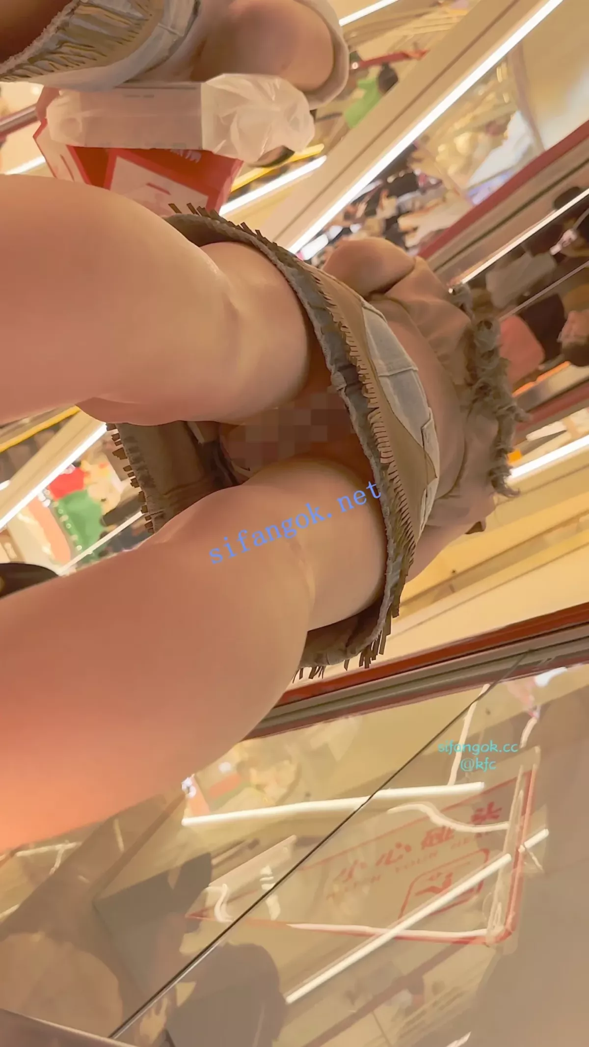 【KFC】年轻少妇和闺蜜逛街·可能是白虎·骚窄内快兜不住B了 10