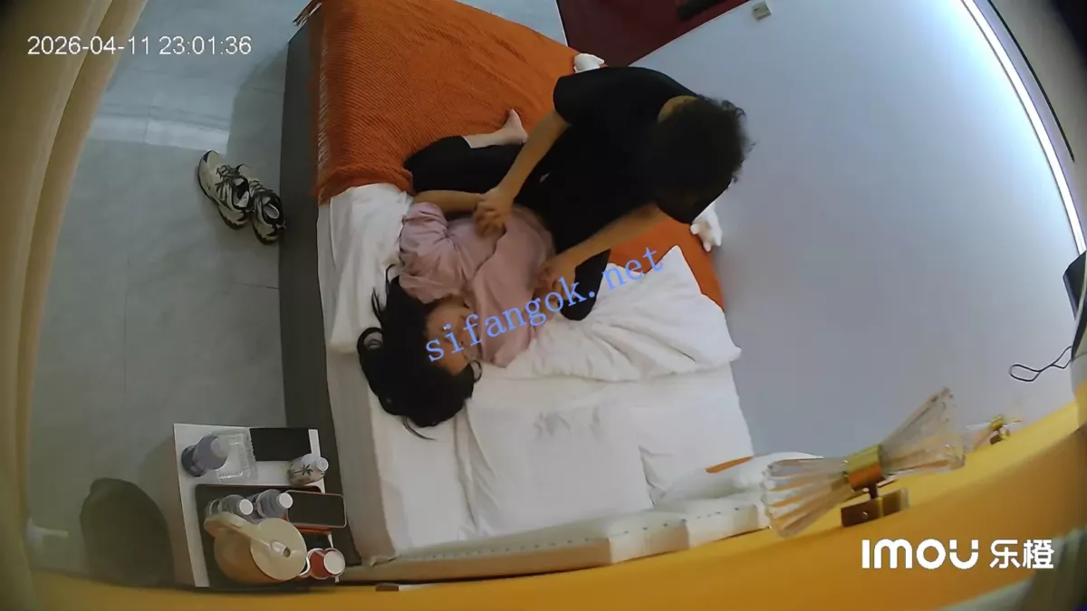 酒店偷拍❤粉色衣服眼睛婊被男友按住头把她口当穴用 2
