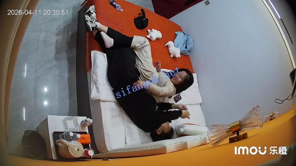酒店偷拍❤粉色衣服眼睛婊被男友按住头把她口当穴用 16
