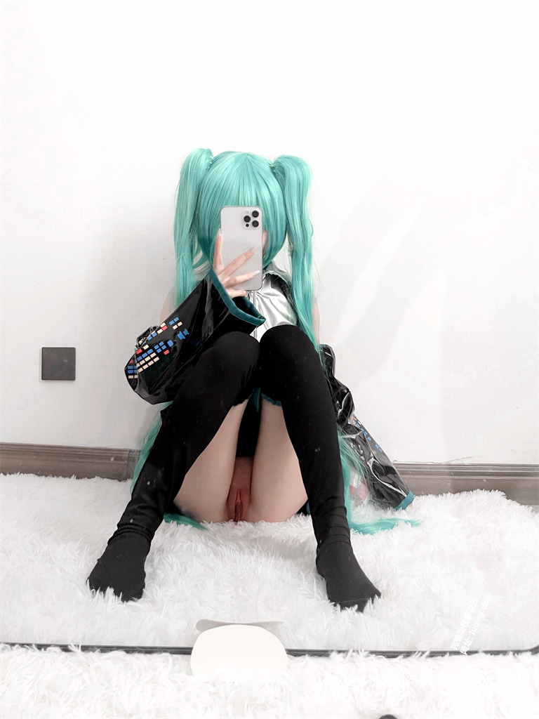 小小圆@QaQbaby6 – [199门槛] [完整版] 22分钟 双马尾白虎萝莉裸舞自慰福利 [137PnV-733MB] 15